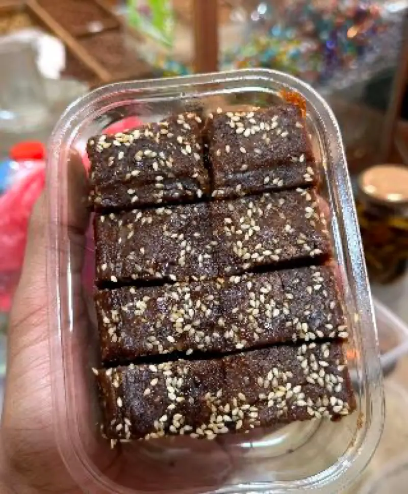 تمر بزيت الزيتون والجلجلان